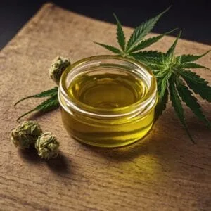 un frasco de vidrio con un extracto puro de cannabis hecho en etanol